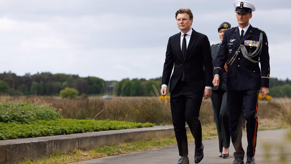 Defensieminister Ruben Brekelmans bij het Monument voor Gevallen Vliegers op de voormalige vliegbasis Soesterberg. 
