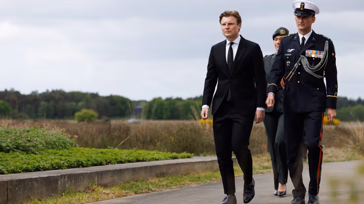 Defensieminister Ruben Brekelmans bij het Monument voor Gevallen Vliegers op de voormalige vliegbasis Soesterberg. 