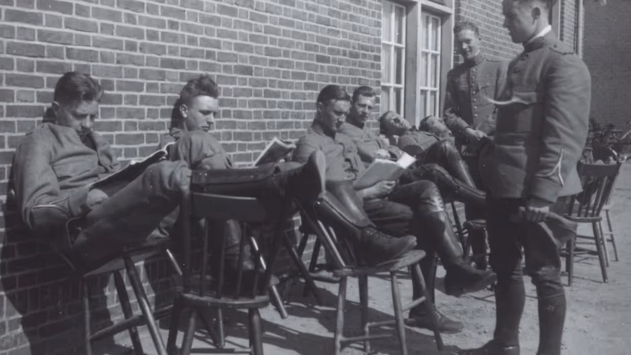 V.l.n.r: Vrins, Hellendoorn, Hendriks, Heijting; staand: Treffers en Swagerman bij een stenen barak in Soesterberg tijdens een mobilisatieperiode in de periode 1939-1940. 