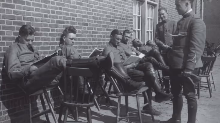 V.l.n.r: Vrins, Hellendoorn, Hendriks, Heijting; staand: Treffers en Swagerman bij een stenen barak in Soesterberg tijdens een mobilisatieperiode in de periode 1939-1940. 