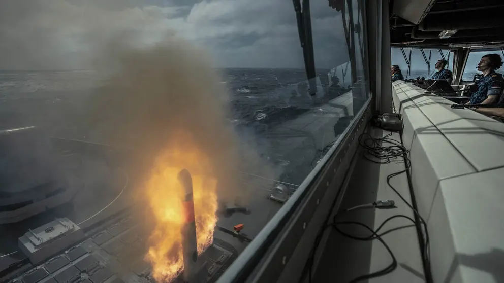 Vuur en rook bij de lancering van een Tomahawk-raket.