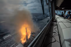 Vuur en rook bij de lancering van een Tomahawk-raket.