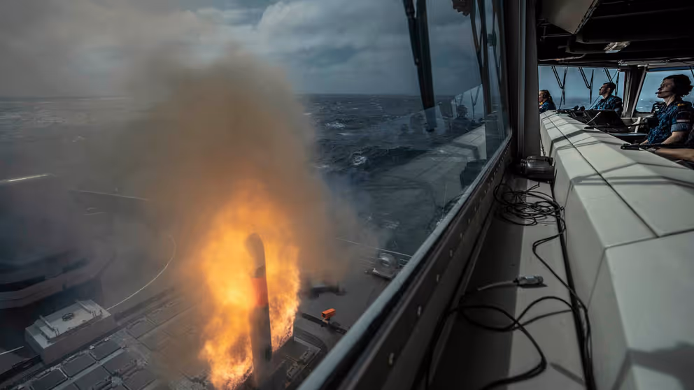 Vuur en rook bij de lancering van een Tomahawk-raket.