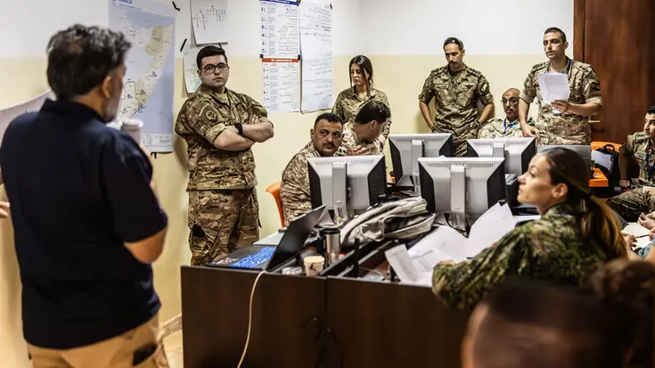 Militairen uit Nederland, Libanon en Jordanië in het trainingslokaal.