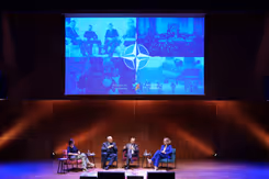 Van links naar rechts: de gespreksleider, minister Veldkamp, generaal Eichelsheim en Beatrice de Graaf.