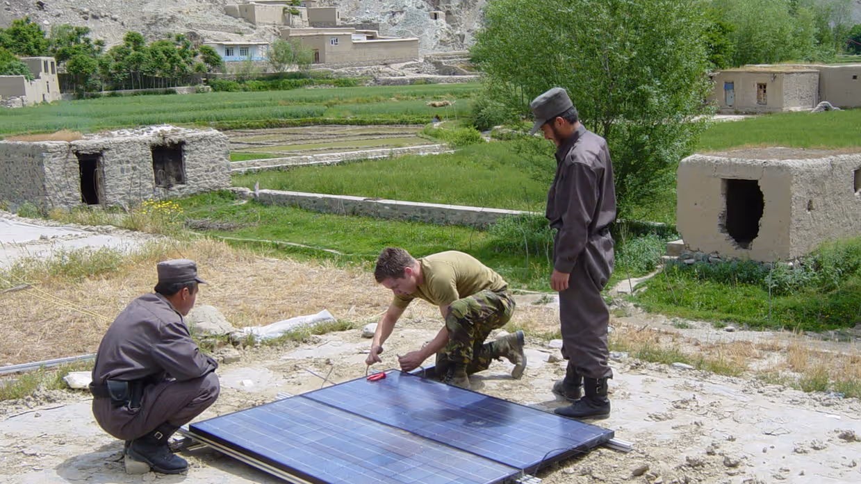 Jeroen Blomen werkt tijdens de uitzending in Afghanistan aan de aanleg van zonnepanelen.