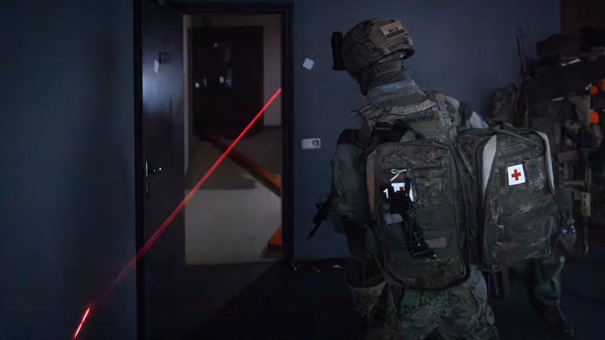 Militair loopt binnen gebouw.