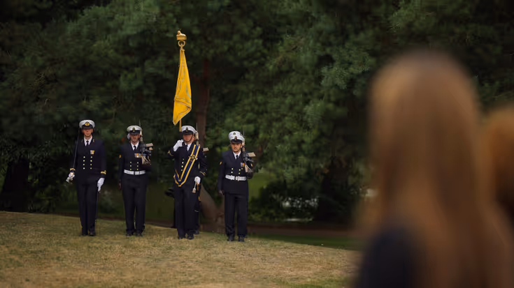 4 militairen met het vaandel.