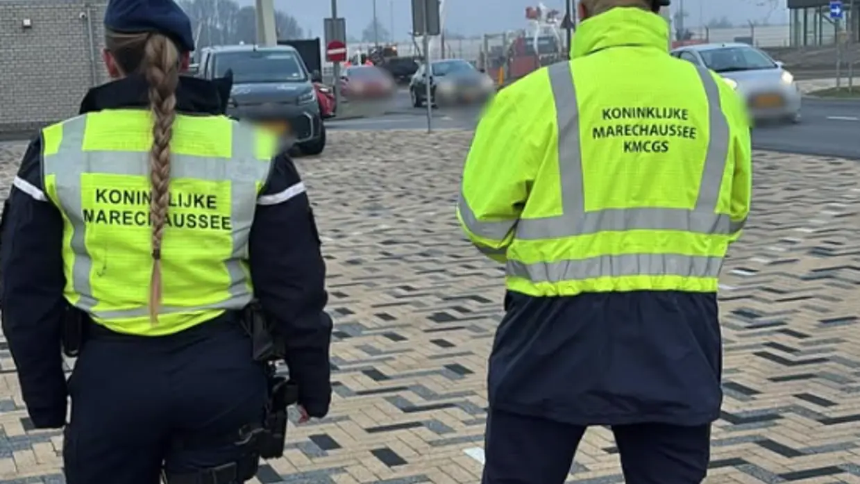 Twee marechaussees op de rug gezien tijdens een verkeerscontrole