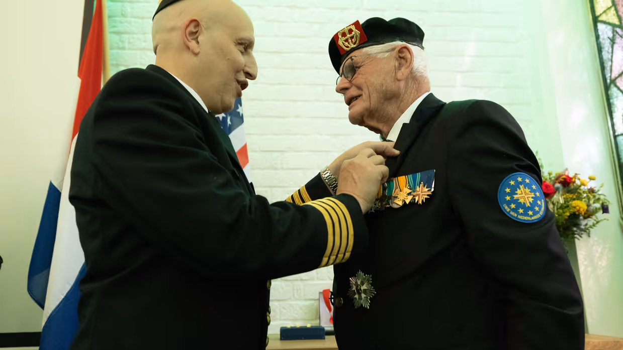 Veteraan Ad Bouterse ontvangt de Legion of Honor Award. 