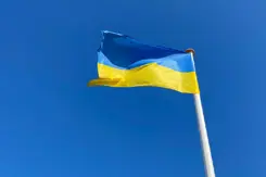 Blaluwgele Oekraïense vlag met blauwe lucht op de achtergrond.