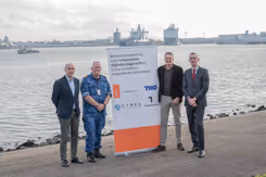 De 4 ondertekenaars staan op de kade van Den Helder met een banner tussen hen in.