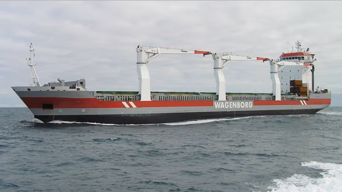 Een transportschip van Wagenborg op zee.