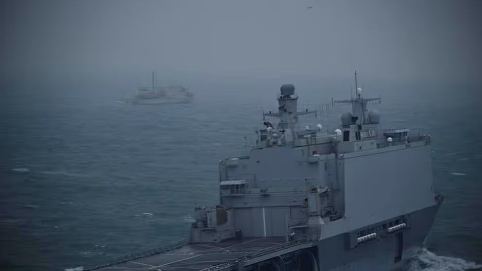 Zr.Ms. Johan de Witt begeleidt in de mist op zee een Russisch schip