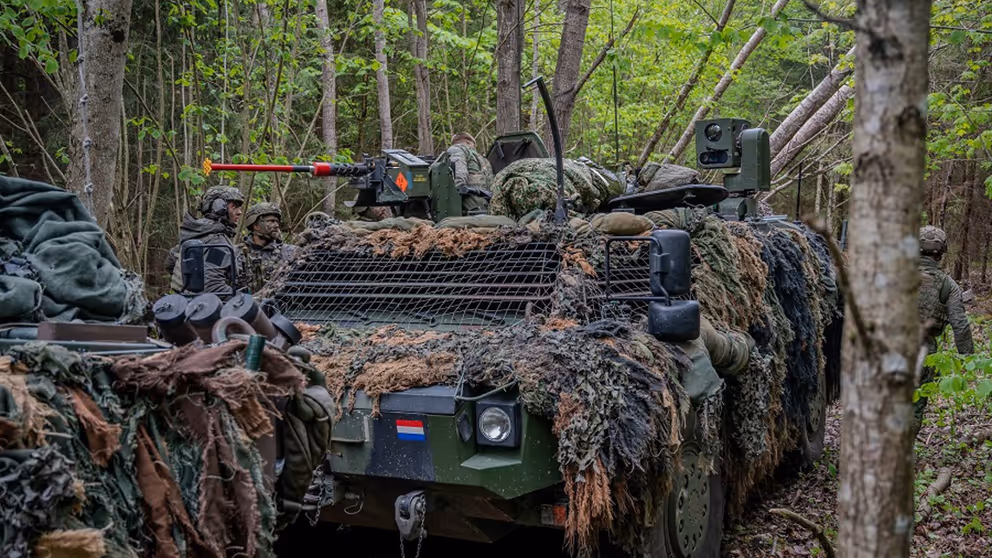 Militair voertuig voorzien van camouflage.