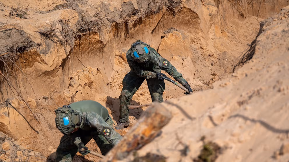 2 militairen graven een loopgraaf