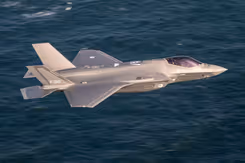 Een archieffoto van een F-35 in volle vlucht