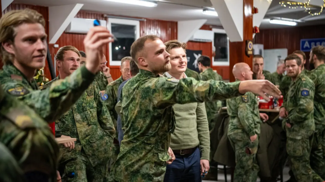 Militairen gooien dartpijl.