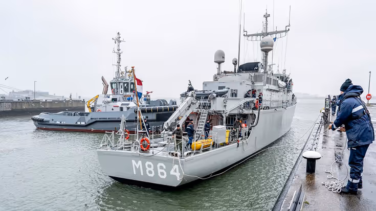 Marineschip meert aan.