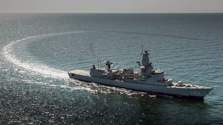 De Zr.Ms. Van Amstel op open zee.