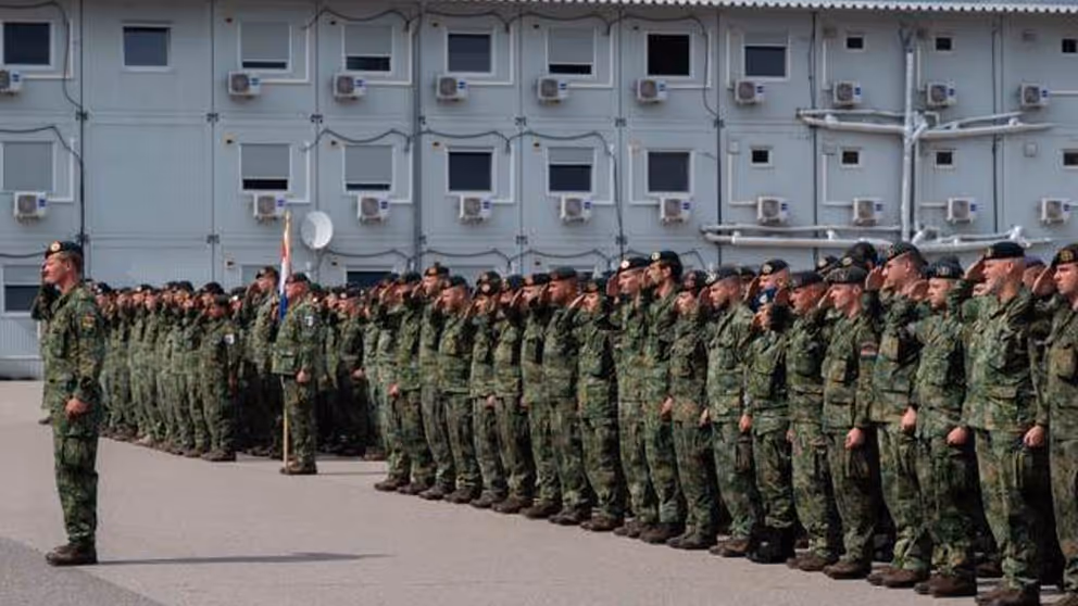 Rijen opgestelde militairen op een plein.