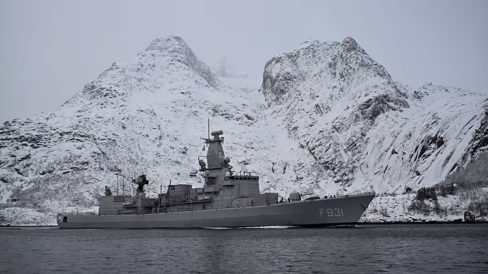 ZrMs Van Amstel vaart voor besneeuwde bergen