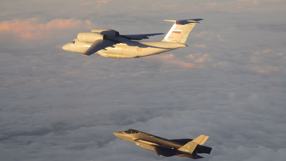 F-35 begeleidt Russisch vliegtuig.