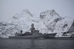 ZrMs Van Amstel vaart voor besneeuwde bergen