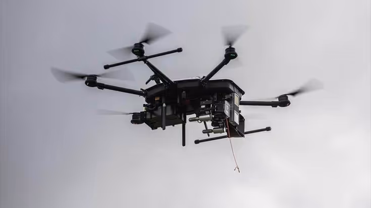 Drone vliegt in de lucht.