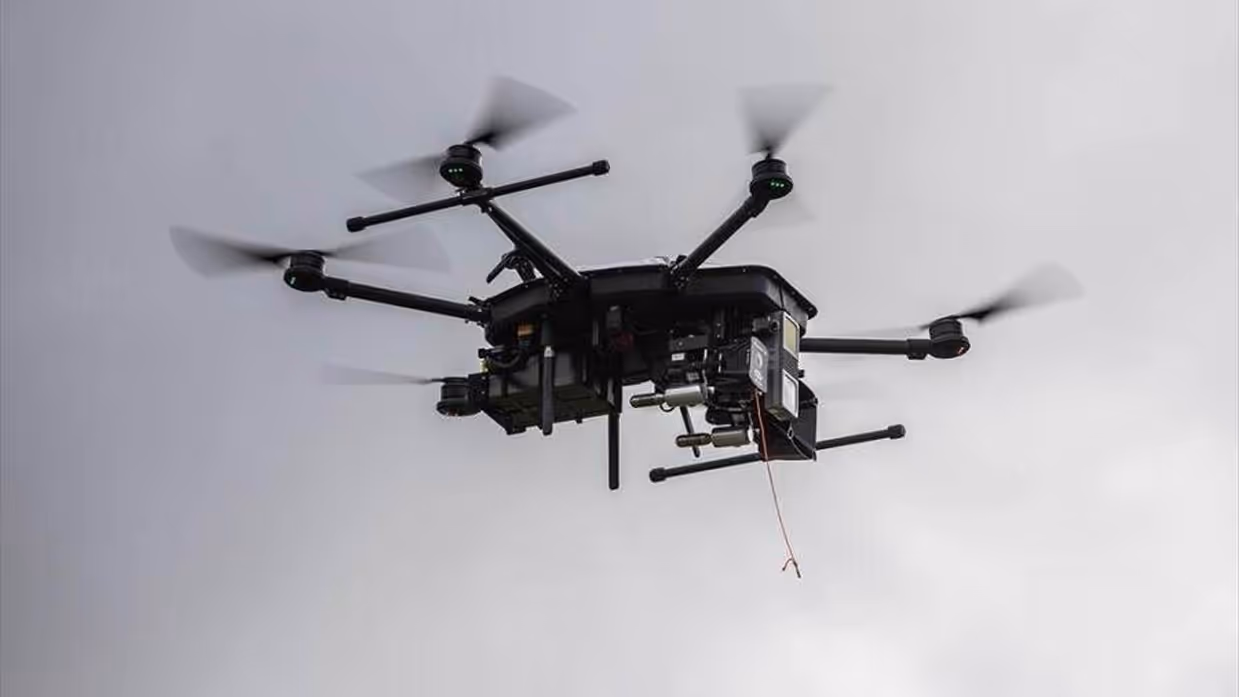 Drone vliegt in de lucht.