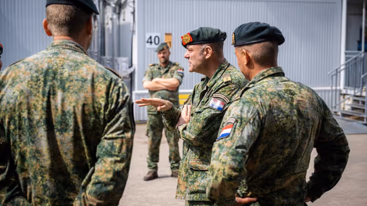 Militairen, staand in gesprek met elkaar