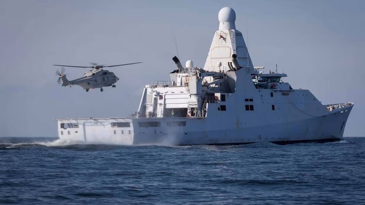 Helikopter landt op marineschip.