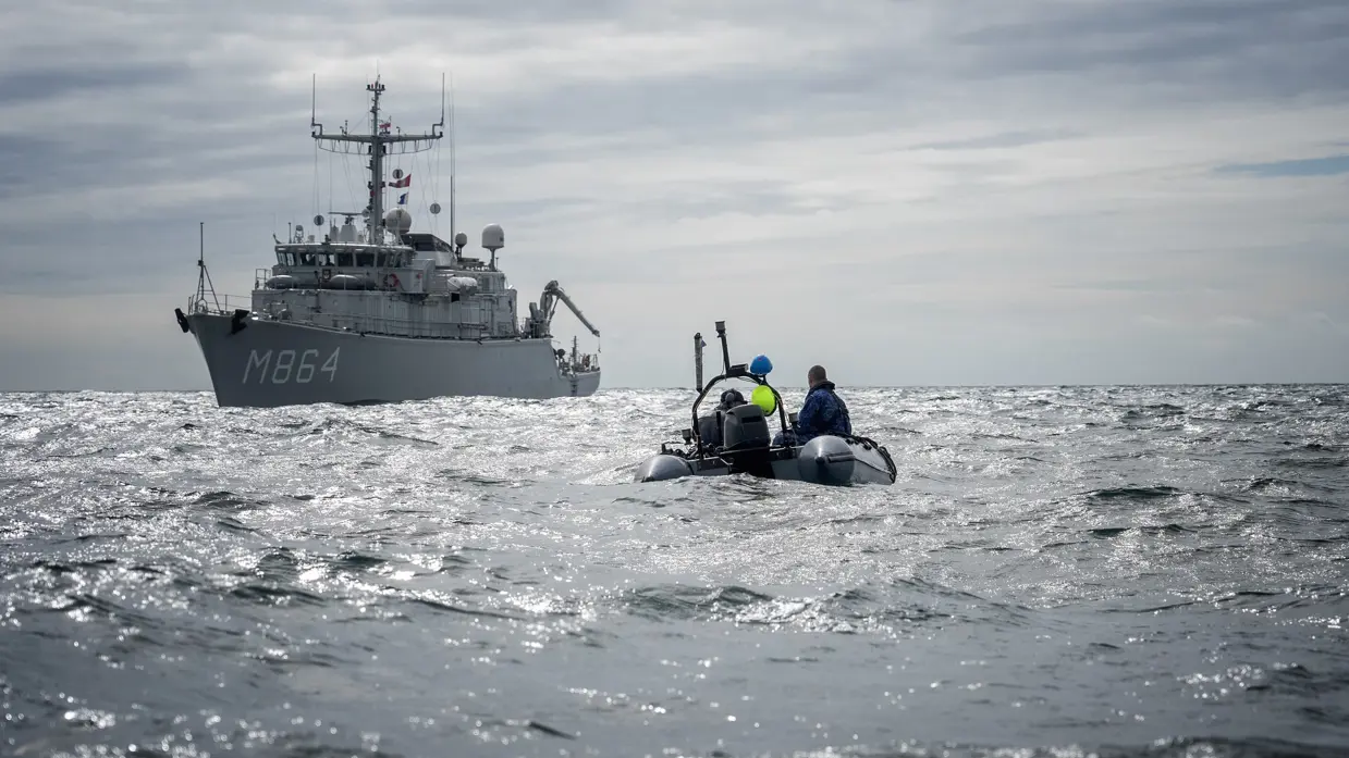 De Willemstad met een rubberboot met duikpersoneel op de voorgrond