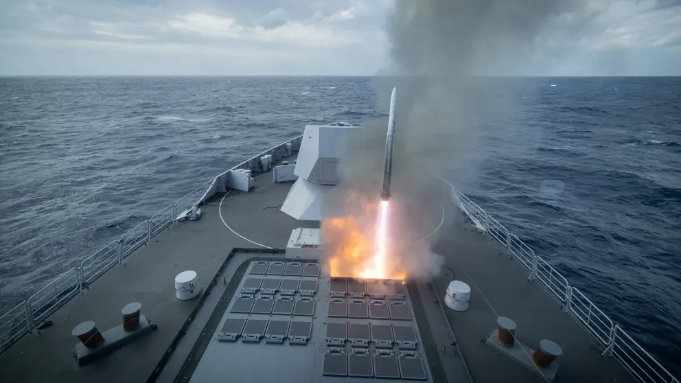 Zr.Ms. Evertsen lanceert een luchtdoelraket.