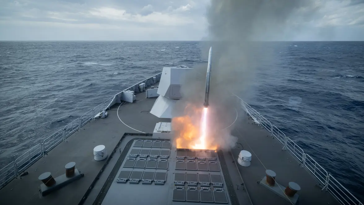 Zr.Ms. Evertsen lanceert een luchtdoelraket. 