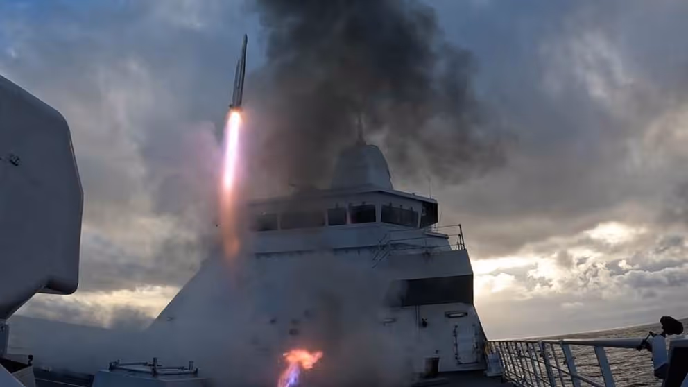 Raketlancering vanaf marineschip.