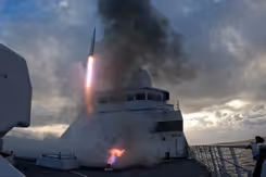 Raketlancering vanaf marineschip.