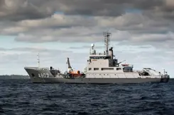 Zr.Ms. Luymes vaart op zee.
