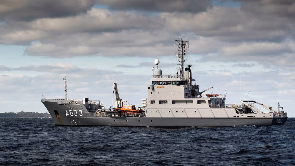 Zr.Ms. Luymes vaart op zee.