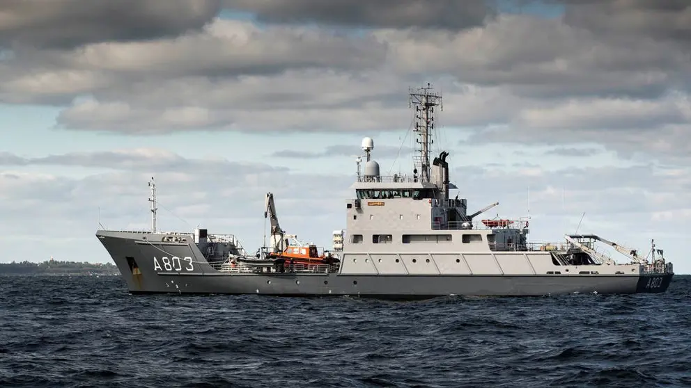 Zr.Ms. Luymes vaart op zee.